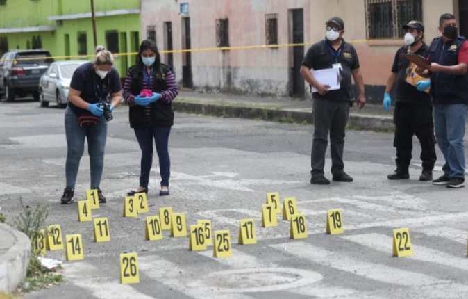 Investigadores reúnen indicios en lugar del ataque armado en la zona 6 de la capital. (Foto Prensa Libre: Érick Ávila)