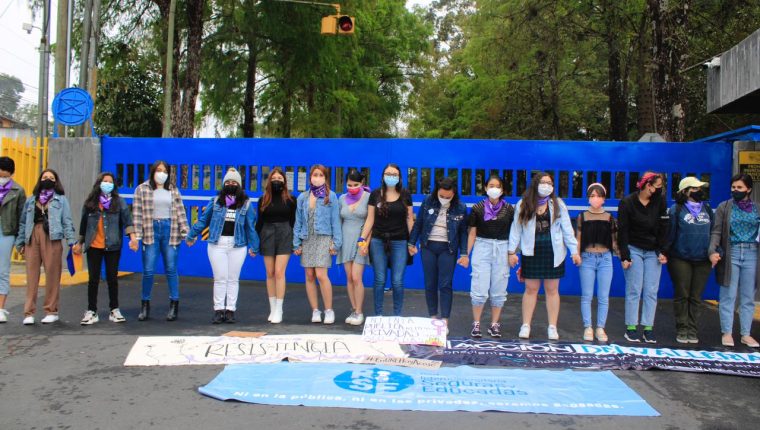 Las estudiantes mostraron pancartas con mensajes de rechazo hacia casos de acoso contra compañeras universitarias. (Foto Prensa Libre: Elmer Vargas)
