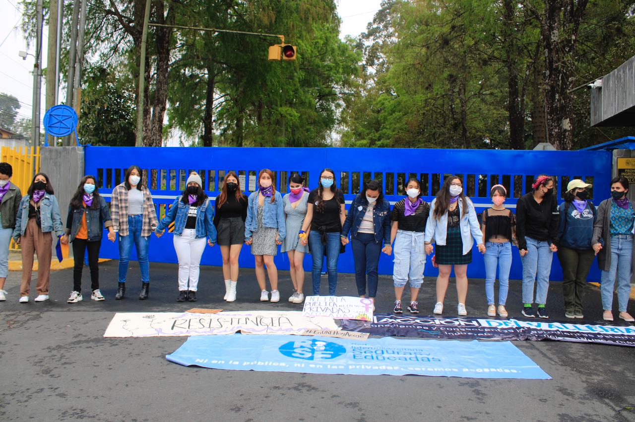 Las estudiantes mostraron pancartas con mensajes de rechazo hacia casos de acoso contra compañeras universitarias. (Foto Prensa Libre: Elmer Vargas)
