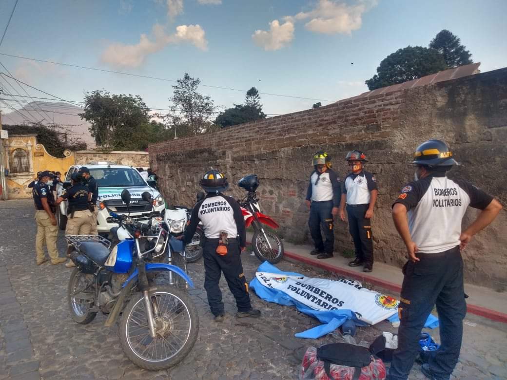 Bomberos Voluntarios acudieron a la 3a y 4a avenida Norte de Antigua Guatemala, donde fueron requeridos para auxiliar a Luis Solórzano Subuyuj, pero ya había muerto. (Foto Prensa Libre: Bomberos Voluntarios)