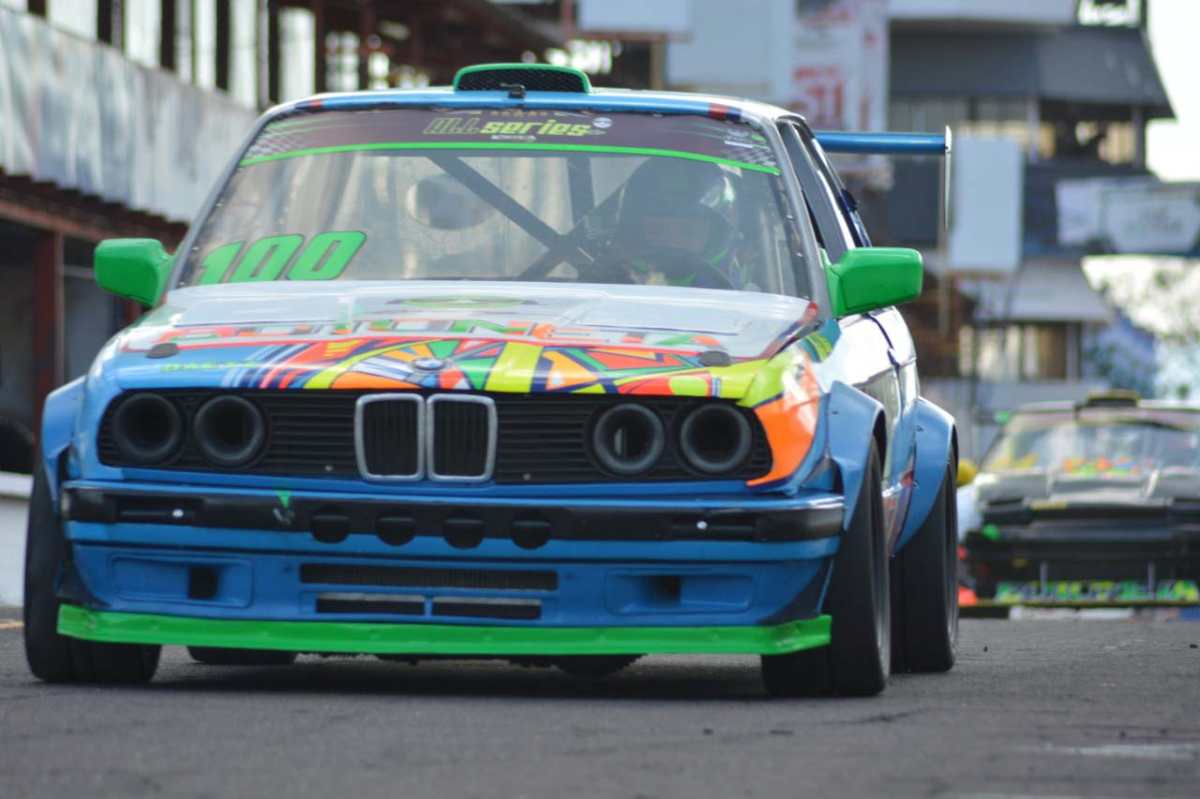 Arnoldo Daetz, al mando de su BMW E30, marcado con el número 100, fue uno de los grandes triunfadores de la jornada. Foto Prensa Libre: Cortesía.