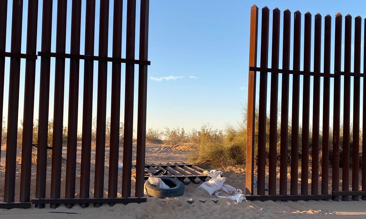 La camioneta, en la que viajaban 25 personas y se estrelló el martes contra un camión en California, ingresó al país por un agujero en la valla fronteriza. (Foto Prensa Libre: EFE)