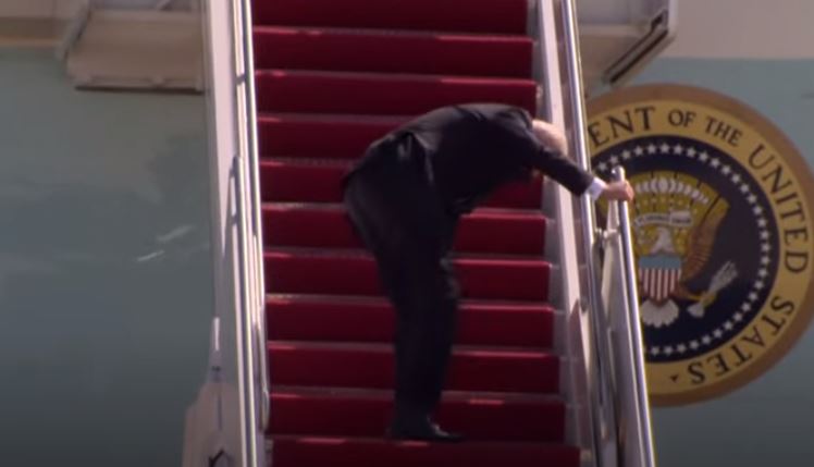 Momento en el que el presidente Biden tropieza cuando subía al avión. (Foto Prensa Libre: Tomada de YouTube)