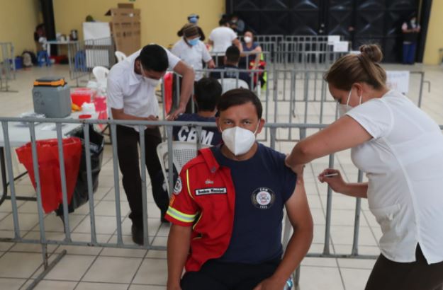 Los Bomberos Municipales comenzaron con la vacunación de sus socorristas. (Foto Prensa Libre: Érick Ávila) 