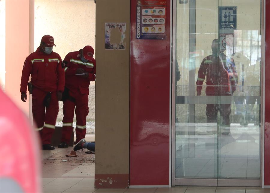 Varios bomberos inspeccionan el lugar del accidente el que murieron varios estudiantes en El Alto, Bolivia. (Foto Prensa Libre: EFE)