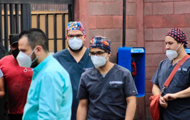 Autoridades de hospitales han advertido de una tercera ola de casos si se relajan las medidas. (Foto Prensa Libre: Elmer Vargas) 