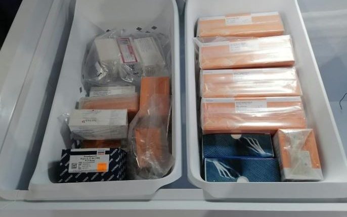 Recientemente el MP hizo cateos en bodegas de Kron que vendió las pruebas para covid-19 a Salud. (Foto Prensa Libre: Hemeroteca PL)