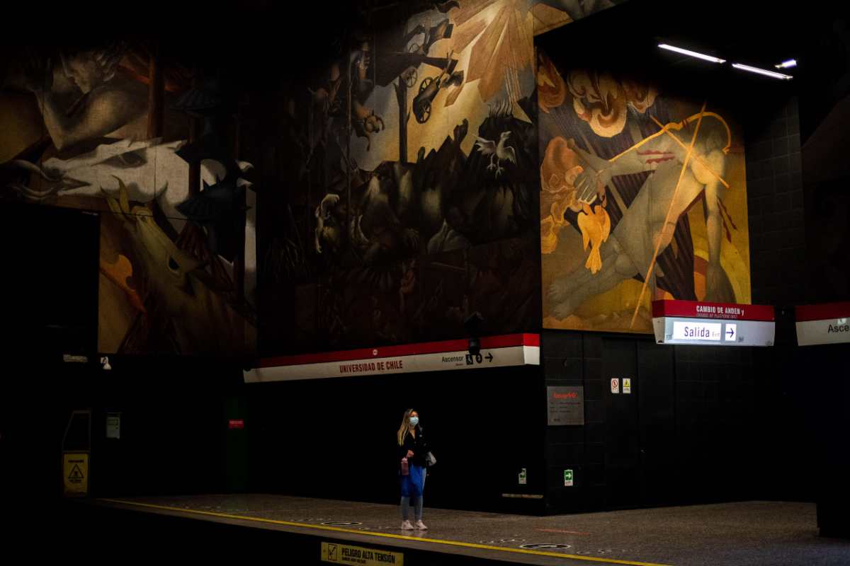 Una viajera solitaria en una plataforma del metro durante el último bloqueo en Santiago de Chile el sábado 27 de marzo de 2021.  (Cristobal Olivares / The New York Times)