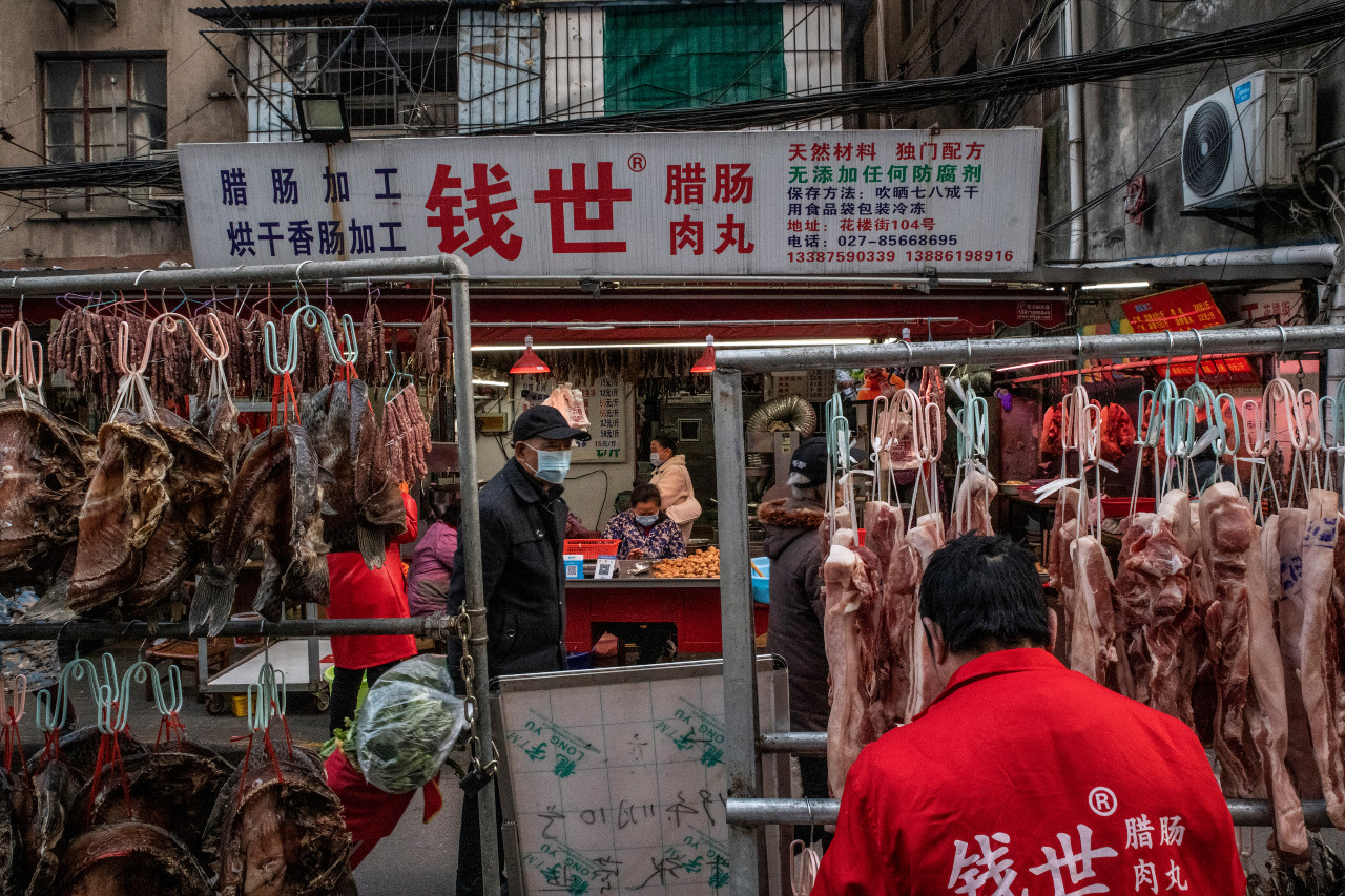 Un mercado húmedo en Wuhan, China, 11 de enero de 2021. Más de un año después, el papel de los mercados de animales en la historia de la pandemia aún no está claro, según un nuevo informe publicado por la Organización Mundial de la Salud. (Gilles Sabrie / The NewYork Times)