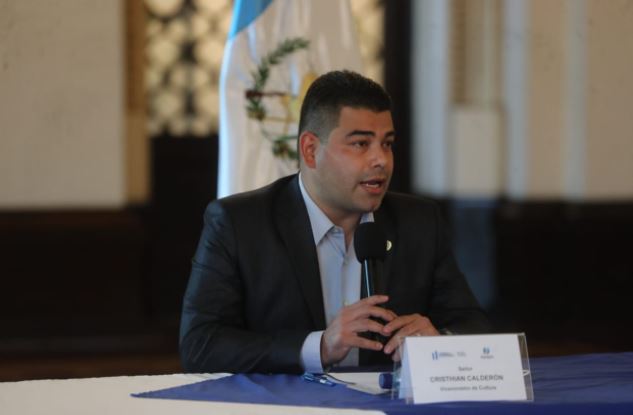 El viceministro de Cultura, Cristhian Calderón, informa sobre obra de arte que habían pedido por el Bicentenario. (Foto Prensa Libre: Érick Ávila)