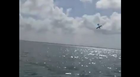 En imágenes: turista capta el momento en que una avioneta se desploma en laguna de Cancún