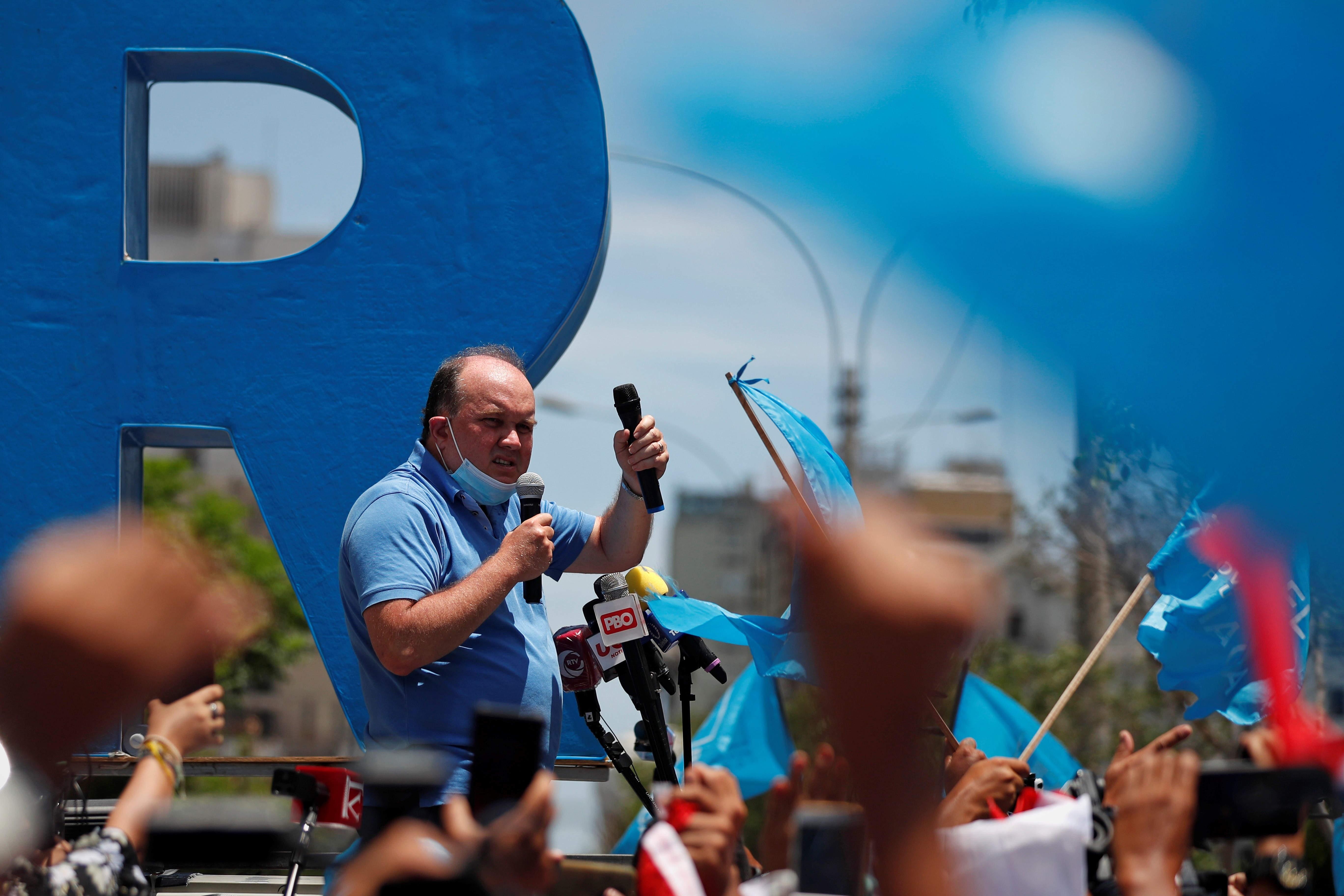 Rafael López Aliaga es un empresario de 60 años que asegura que cumple el voto de celibato desde su juventud y que es miembro del Opus Dei. (Foto Prensa Libre: EFE) 