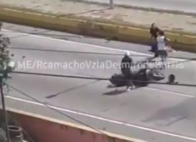 Momento en que delincuentes despojan a un motorista en la ruta Cota 905. 