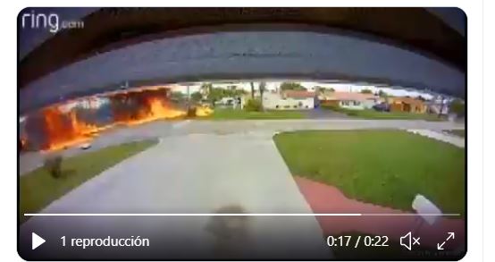 El accidente de una avioneta fue grabado por cámaras de seguridad. (Foto Prensa Libre: Captura de pantalla)