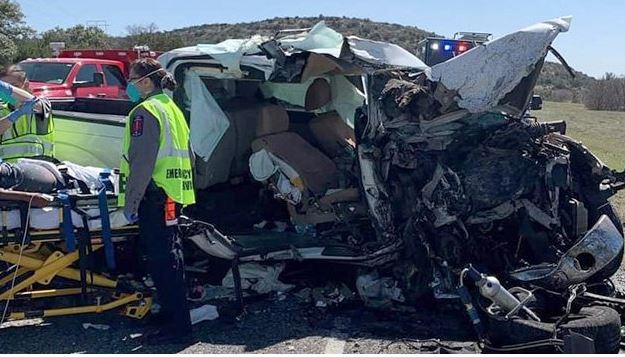 Uno de los vehículos implicados en el accidente en Texas quedó completamente destruido. (Foto Prensa Libre: Tomada de Internet)