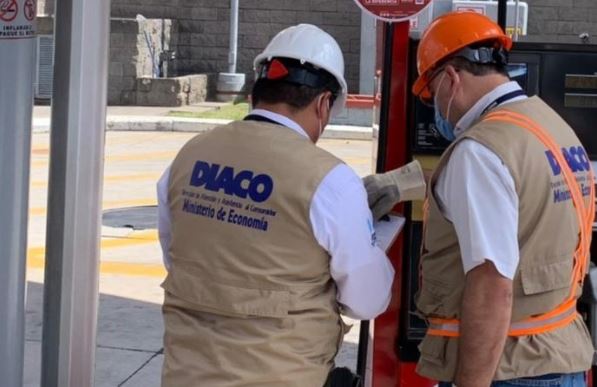 Operativos de la Diaco para verificar calidad del combustible en gasolineras por Semana Santa. (Foto Prensa Libre: Diaco)


