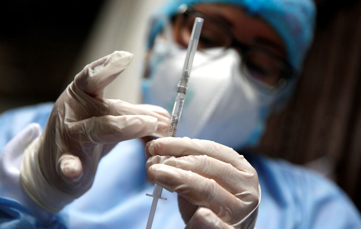 La vacuna donada por India será usada en el personal de primera línea en Guatemala. (Foto Prensa Libre: EFE)