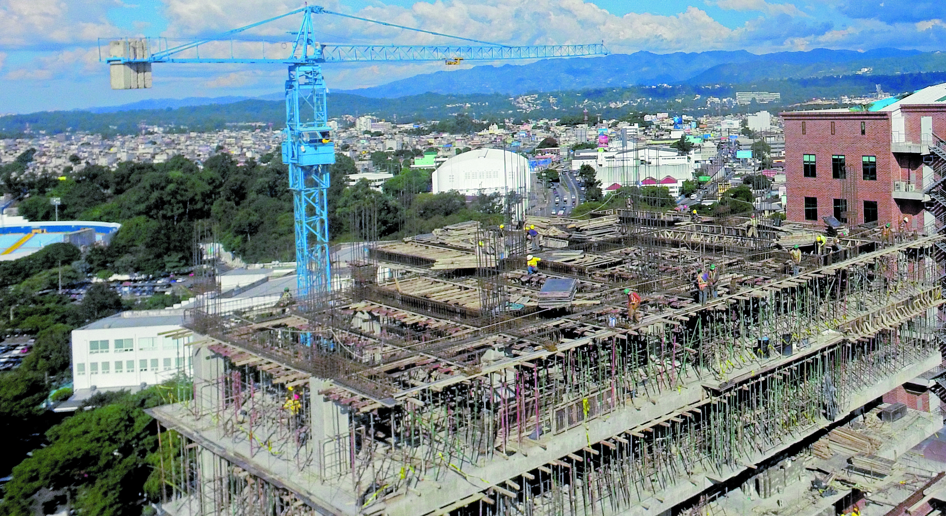 Los edificios verticales en la ciudad de Guatemala tuvieron varias etapas de apogeo en las décadas de 1950, 1980, 1990 y 2000.  (Foto Prensa Libre: Fernando Cabrera)