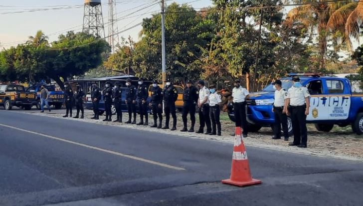 Agentes de la PNC por estado de Prevención en Malacatán decretado por el gobierno. (Foto Prensa Libre: PNC) 