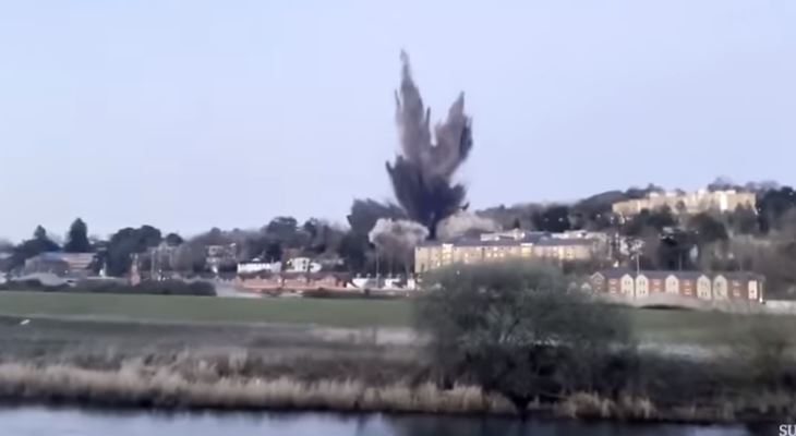 Momento de la detonación de la bomba en el Reino Unido. (Foto Prensa Libre: Tomada del video de The Guardian)