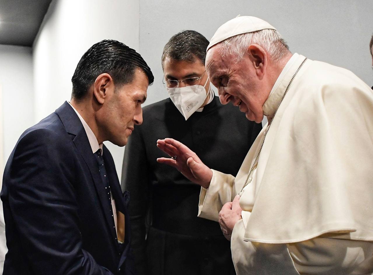 El papa Francisco durante el encuentro mantenido con el padre de Alan Kurdi, el niño sirio-kurdo de tres años que murió ahogado cuando intentaba llegar en un bote a Turquía en 2015 escapando de la guerra, tras la misa que celebró este domingo en Erbil, la capital del Kurdistan iraquí. (Foto Prensa Libre: EFE)