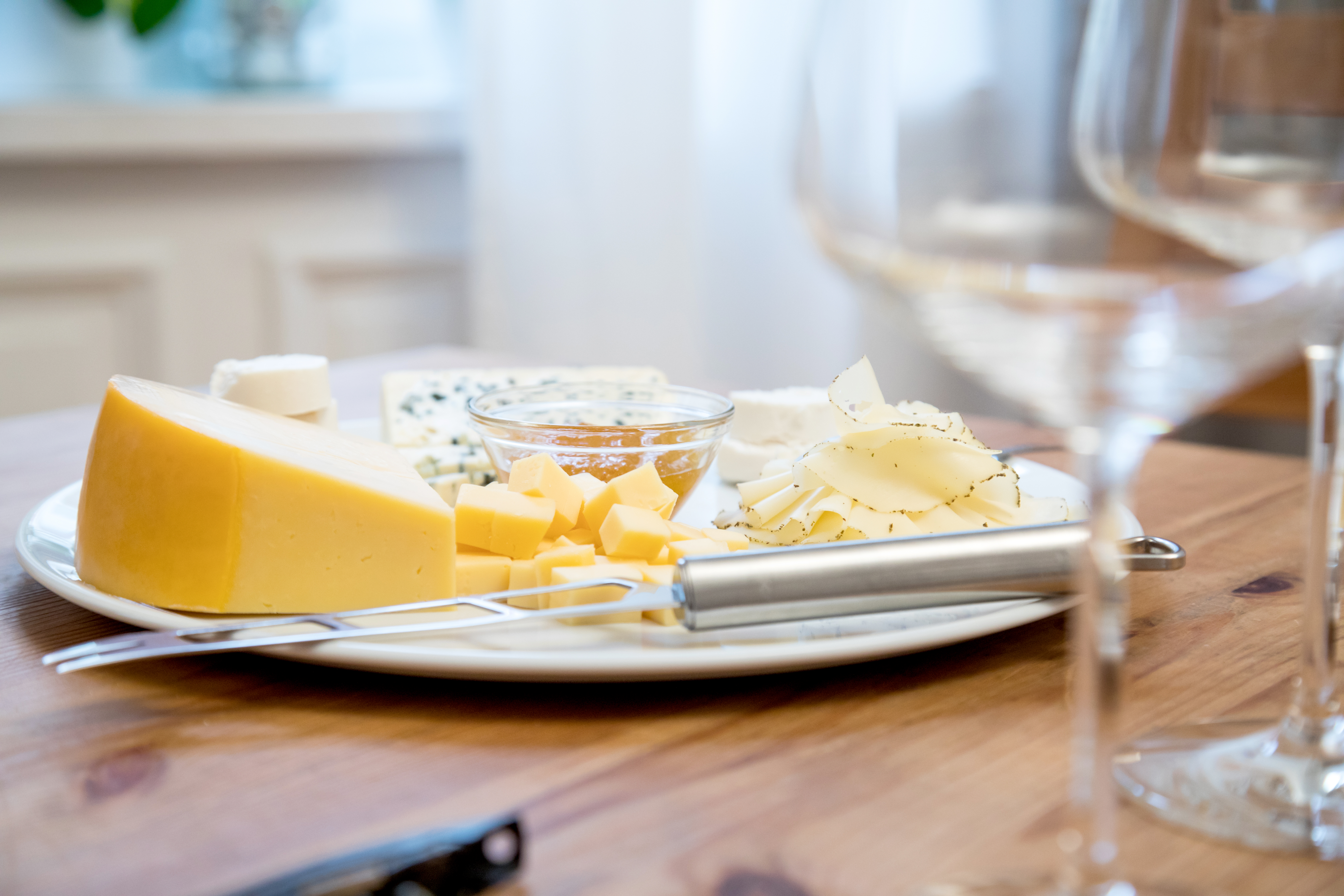 El queso debería comprarse siempre en un trozo fresco para que no pierda el aroma. Foto: Christin Klose/dpa