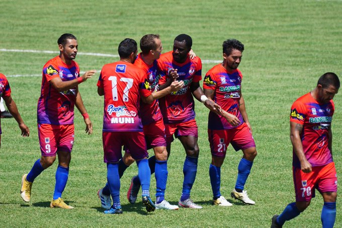 Los jugadores de Iztapa festejan uno de los goles en el triunfo contra Antigua GFC. (Foto AndresNadf