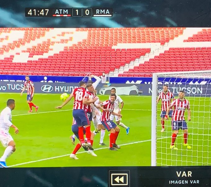 momento de la jugada polémica de Felipe, del Atlético de Madrid. Foto Redes.