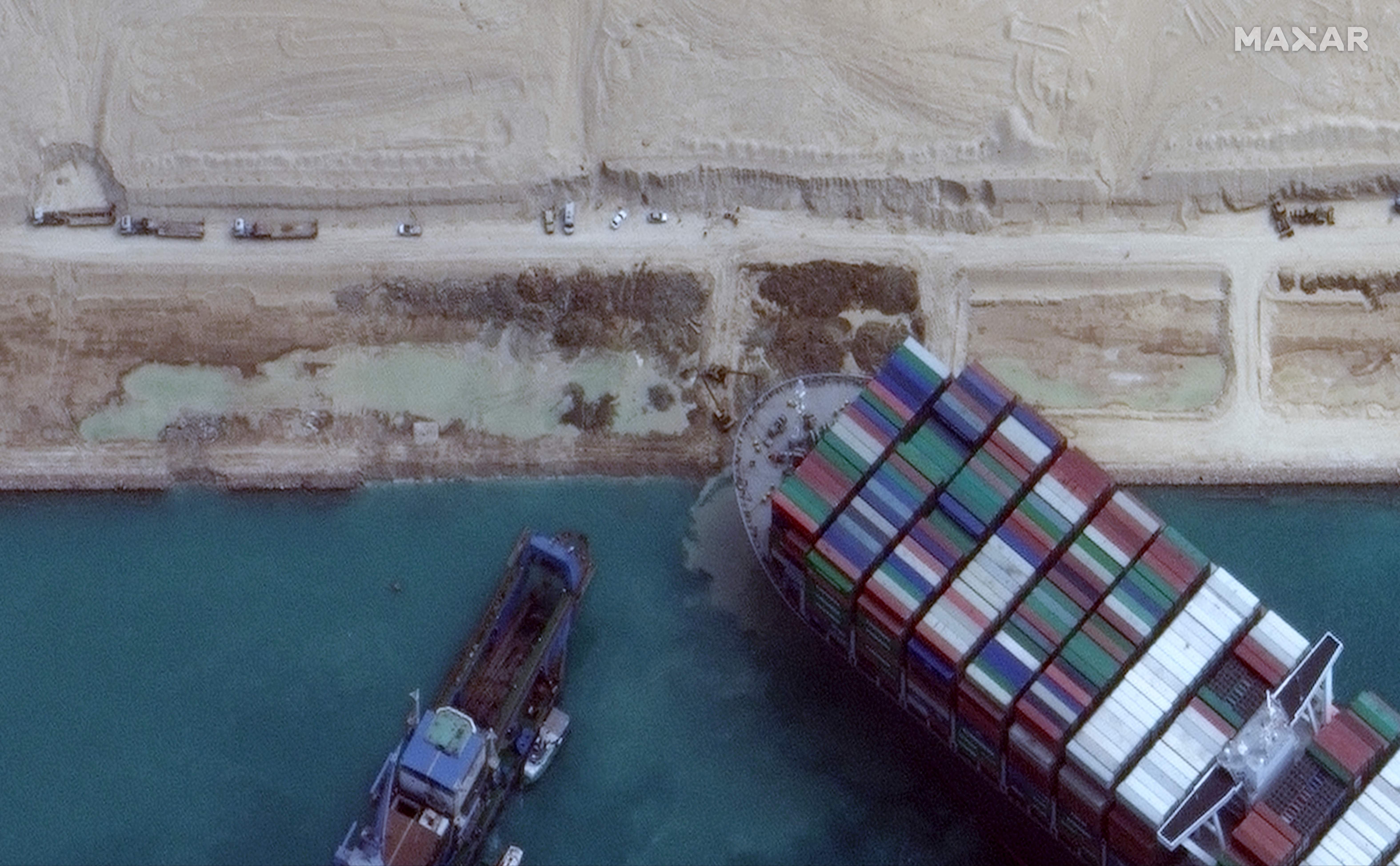 Autoridades del Canal de Suez indican que continúan los trabajos para desencallar el Ever Given las 24 horas del día. (Foto Prensa Libre: AFP). 
