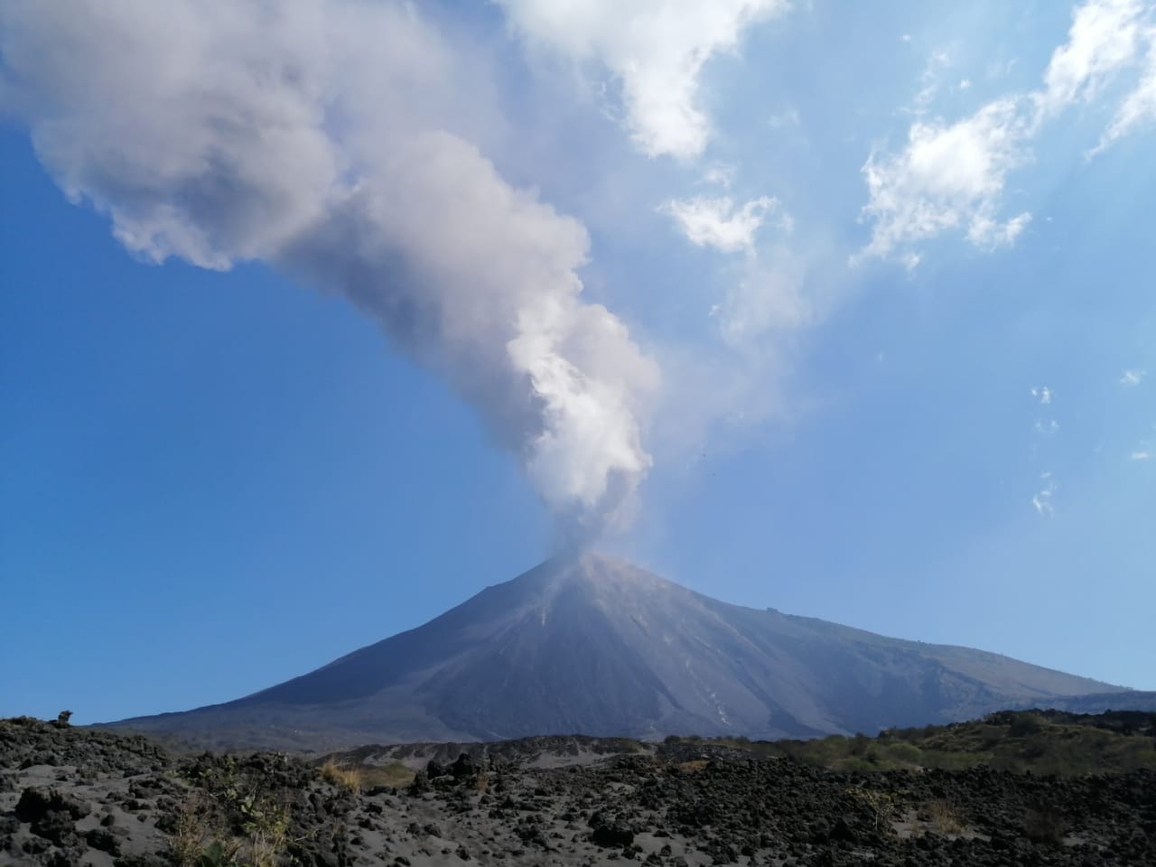 El volcán de Pacaya inició con explosiones y retumbos el viernes cinco de marzo. Suma 48 horas de actividad alta. (Foto Prensa Libre: Conred)
