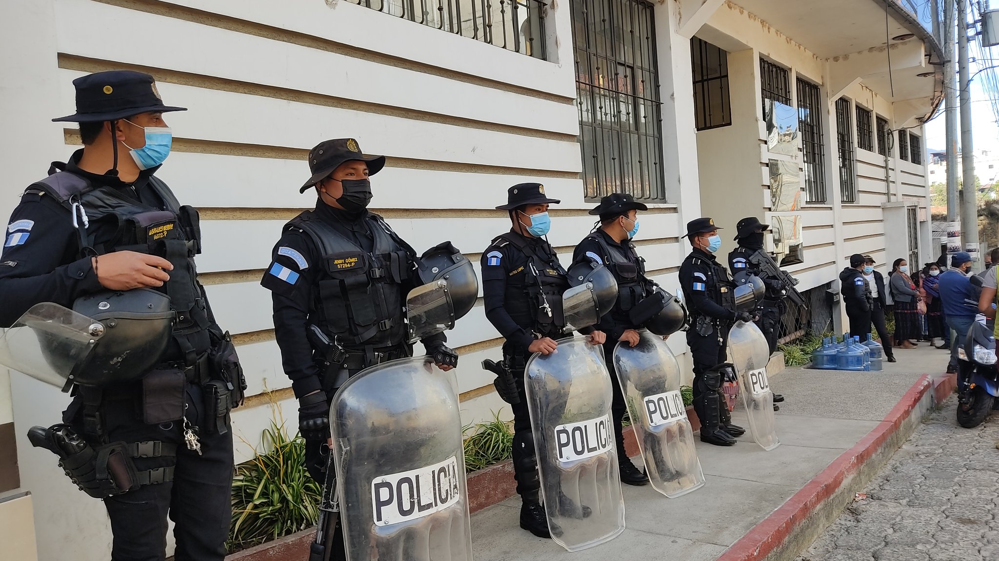 Agentes de PNC afuera del tribunal de Sololá donde ocurrió la sentencia. (Foto: Codeca)