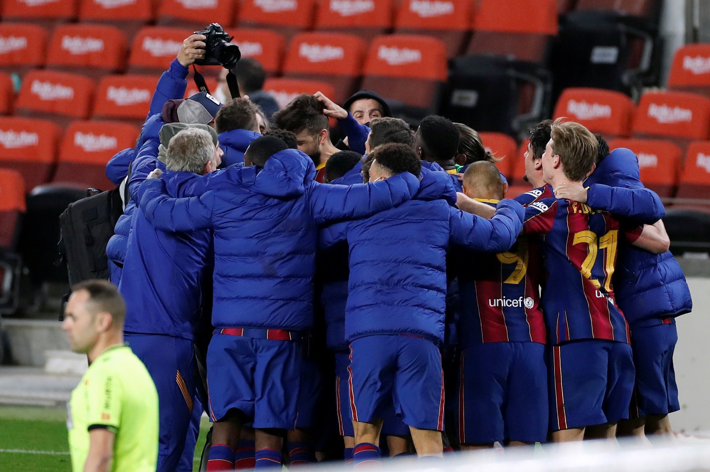 Los jugadores del FC Barcelona celebran la victoria ante el Sevilla CF por 3 a 2 y jugará de la Final de Copa del Rey en el estadio de la Cartuja. (Foto Prensa Libre: EFE)