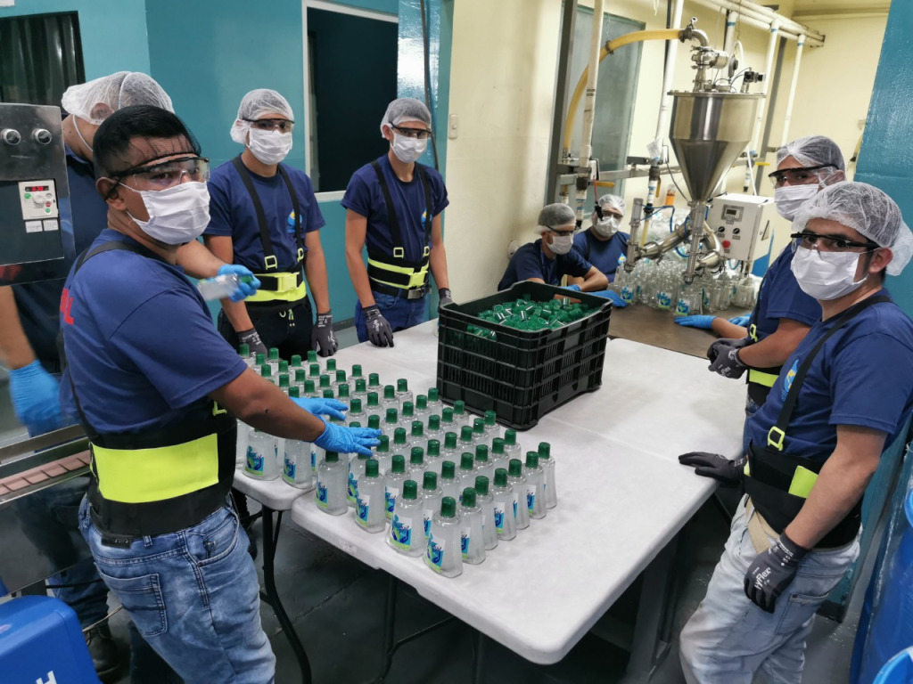 La manufactura de productos relacionados con la emergencia sanitaria, como bienes de limpieza, medicamentos y alimentos fueron de los más vendidos al istmo centroamericano. (Foto Prensa Libre: Hemeroteca)