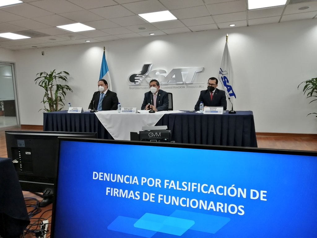 El intendente de Asuntos Jurídicos, Manuel Mejicanos, el superintendente Marco Livio Díaz Reyes y el Intendente Werner Ovalle, advierten sobre el modus operandi de una red de estafadores con avisos falsos. (Foto Prensa Libre: SAT)   