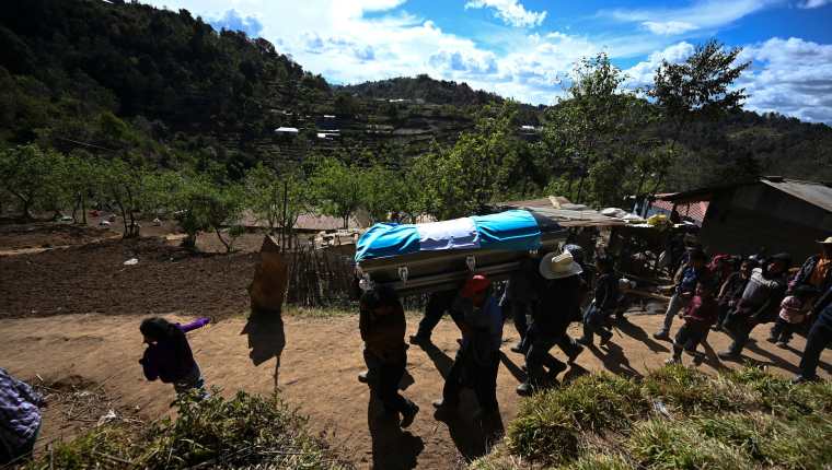 Vecinos del Duraznal, Comitancillo, San Marcos, acompañan a familiares de las víctimas de la matanza en Tamaulipas, México, en la que murieron 16 guatemaltecos. (Foto Prensa Libre: AFP)