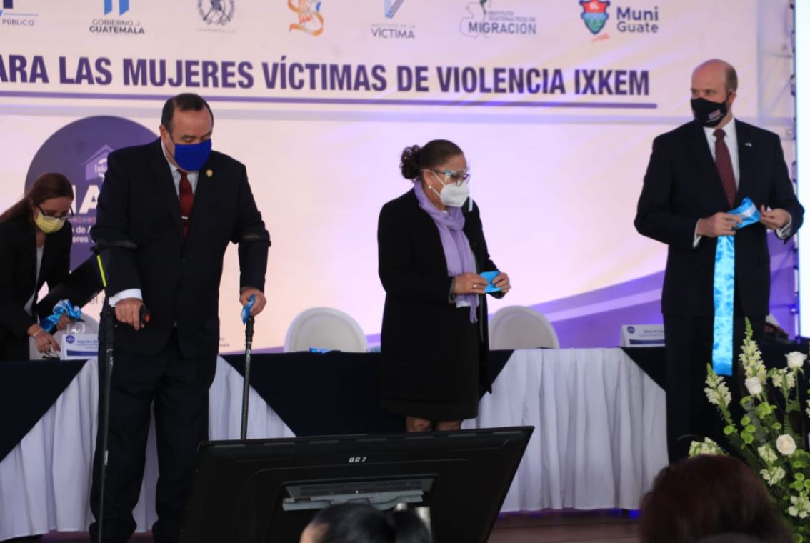 Alejandro Giammattei, la fiscal, Consuelo Porras y el embajador de Estados Unidos, William W. Popp en la inauguración del Maimi. (Foto Prensa Libre:) 