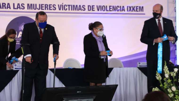 Alejandro Giammattei, la fiscal, Consuelo Porras y el embajador de Estados Unidos, William W. Popp en la inauguración del Maimi. (Foto Prensa Libre:) 