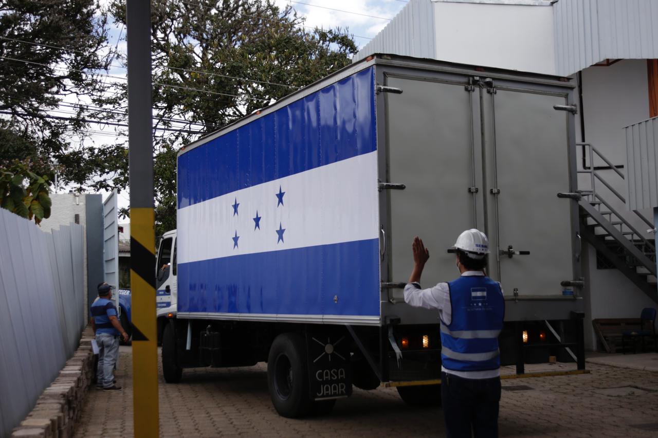 Honduras vacunará a 48 mil personas en las próximas semanas con el primer lote de vacunas recibidas, mientras llegan otras 139 mil dosis en marzo y 424 mil después. (Foto Prensa Libre: Casa Presidencial de Honduras)