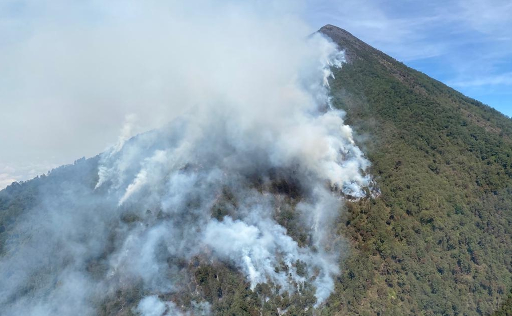 Imagen aérea del más reciente incendio en el volcán Atitlán que consumió una buena cantidad de bosque en ese coloso. Estos siniestros se han incrementado  consecuencia del cambio climático. (Foto: Conred)