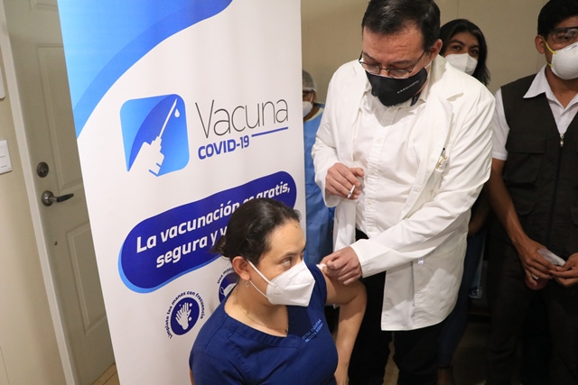 Reyna Sagastume fue la primera trabajadora sanitaria en ser vacunada en Santa Lucía Cotzumalguapa, Escuintla. (Foto: Carlos Paredes)