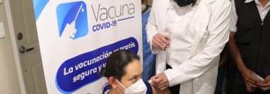 Reyna Sagastume fue la primera trabajadora sanitaria en ser vacunada en Santa Lucía Cotzumalguapa, Escuintla. (Foto: Carlos Paredes)