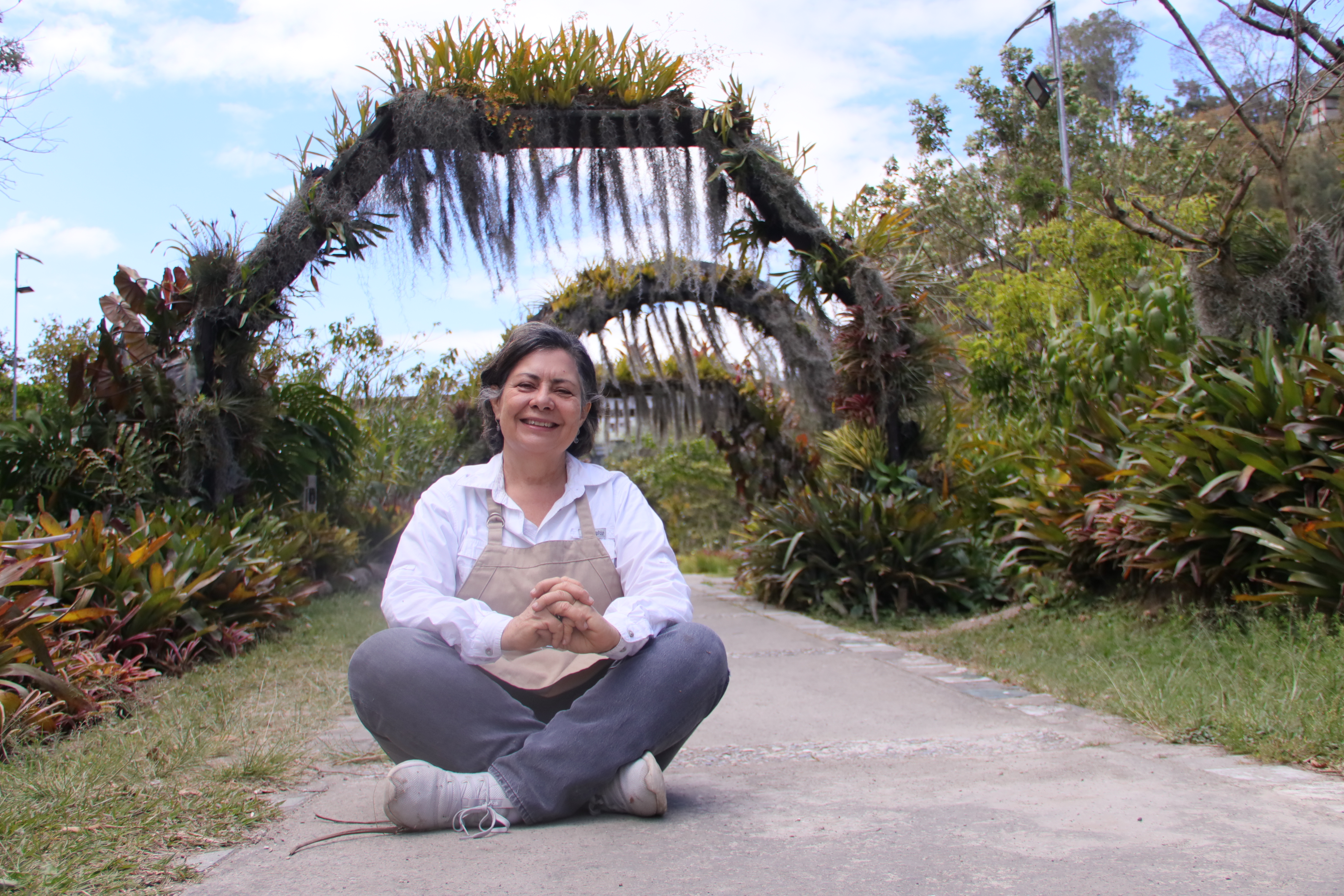 Silvia de Palmieri, Coordinadora del Orquidiario de la AGO, muestra este pequeño paraíso ubicado en la zona 5 capitalina. (Foto Prensa Libre: Alberto Hernández)