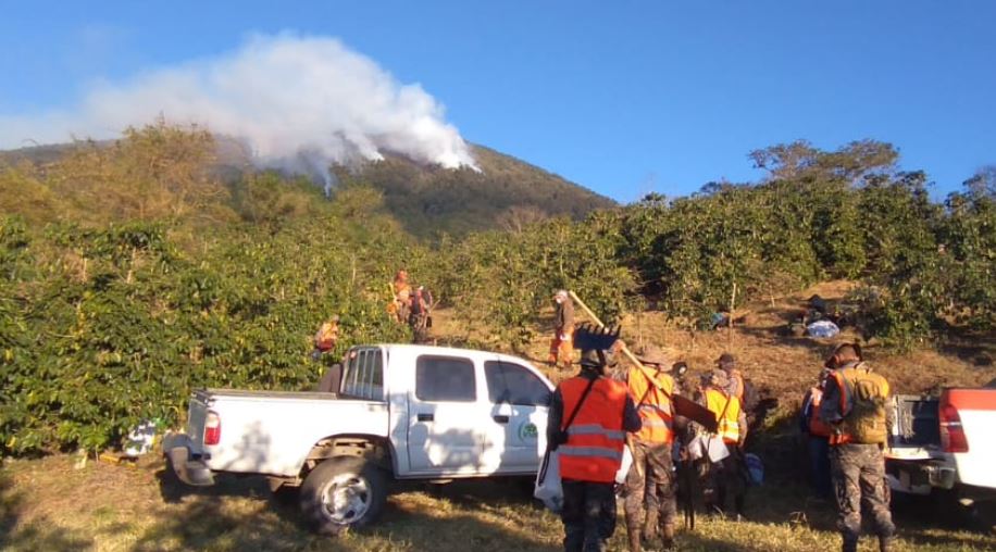 Brigadas se preparan para continuar con el combate el fuego en el volcán Atitlán. (Foto Prensa Libre: Conred) 