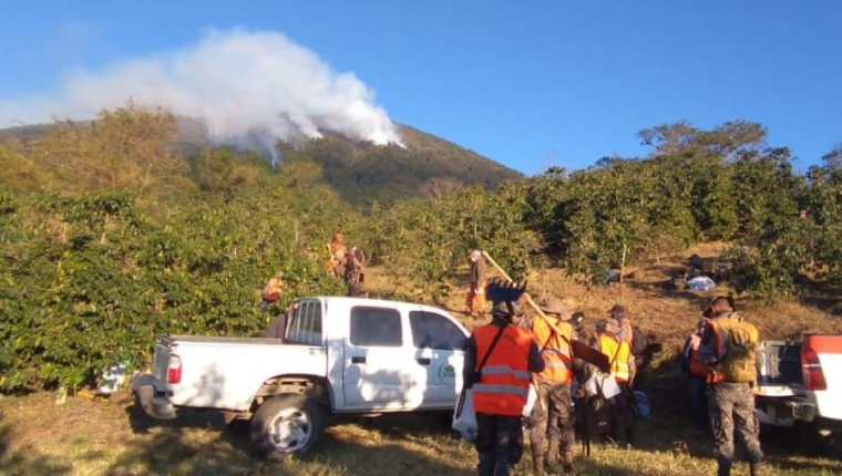 Brigadas se preparan para continuar con el combate el fuego en el volcán Atitlán. (Foto Prensa Libre: Conred) 