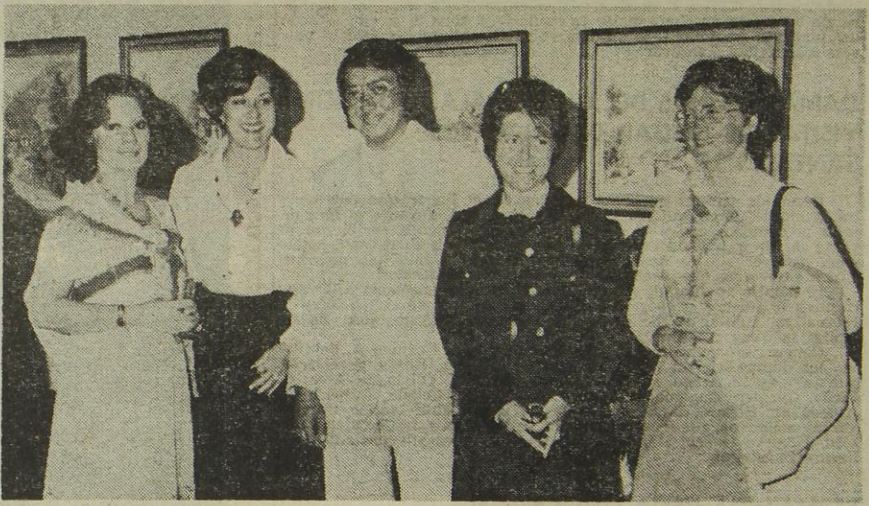 Las artistas Ingrid Klussmann, Isabel Timeus y Jorge Mazariegos -de izquiera a derecha- inauguraron la exposición "Paisajes y flores de Guatemala" en la galería El Túnel en agosto 1978. (Foto Prensa Libre: Hemeroteca PL).
