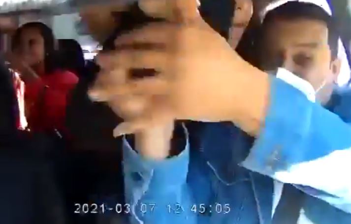 Momento de la agresión contra el conductor del Uber por parte de la mujer que se negaba a viajar sin mascarilla. (Foto Prensa Libre: Tomada de redes sociales) 