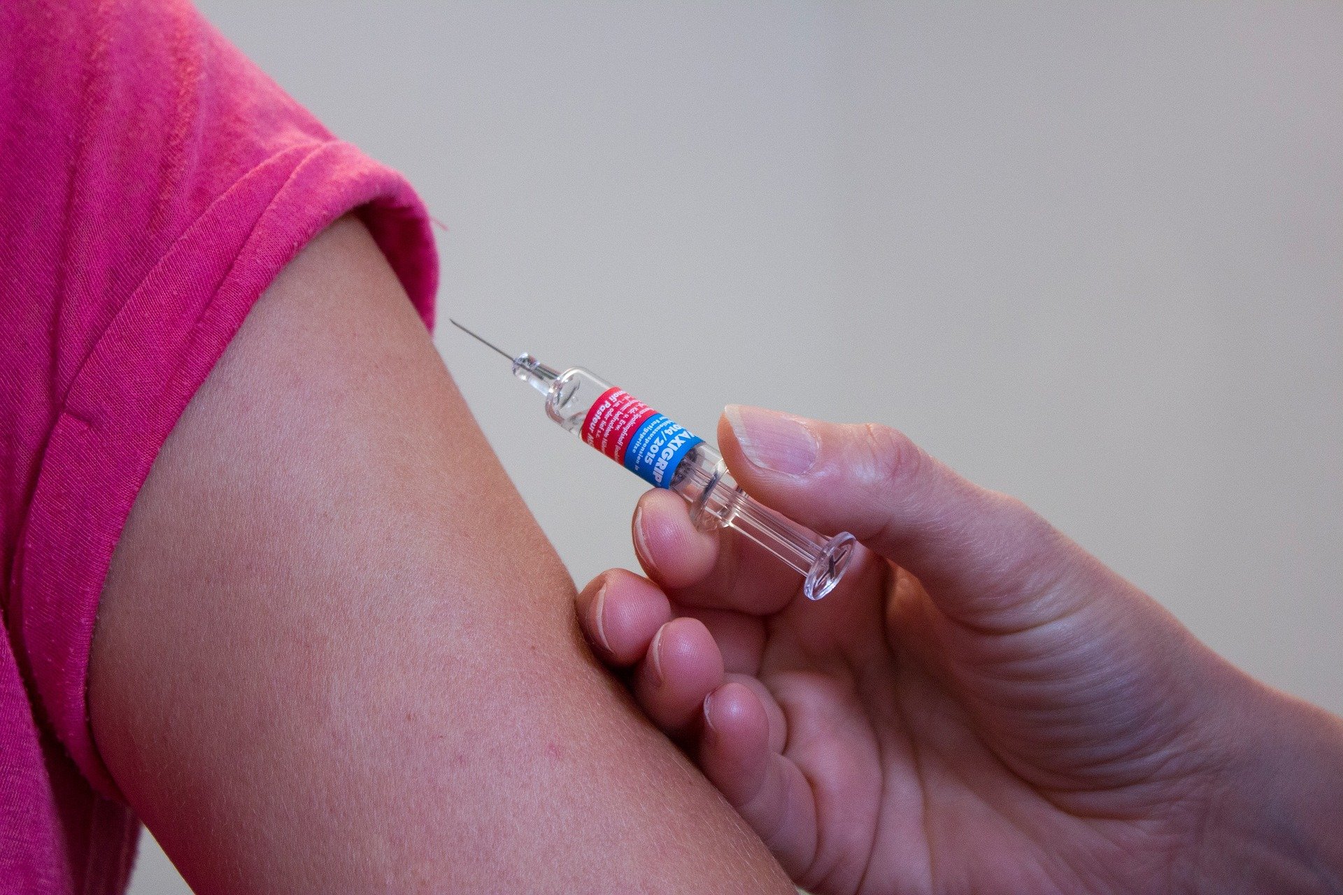 Las mujeres tienen más reacciones a las vacunas