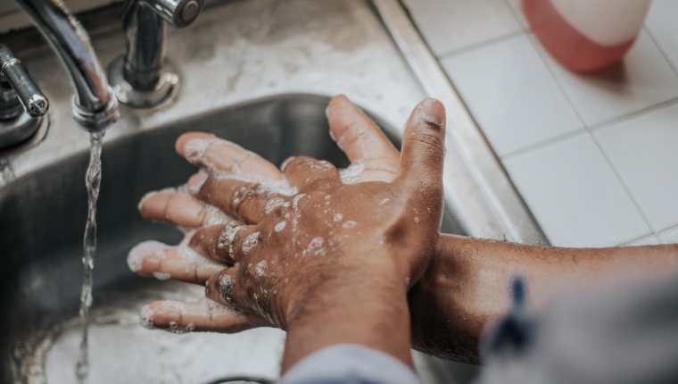 Lavarse las manos constantemente y utilizar alcohol en gel fue de los cambios más visibles que provocó el covid-19 en nuestra rutina. (Foto Prensa Libre:  Mélissa Jeanty on Unsplash).