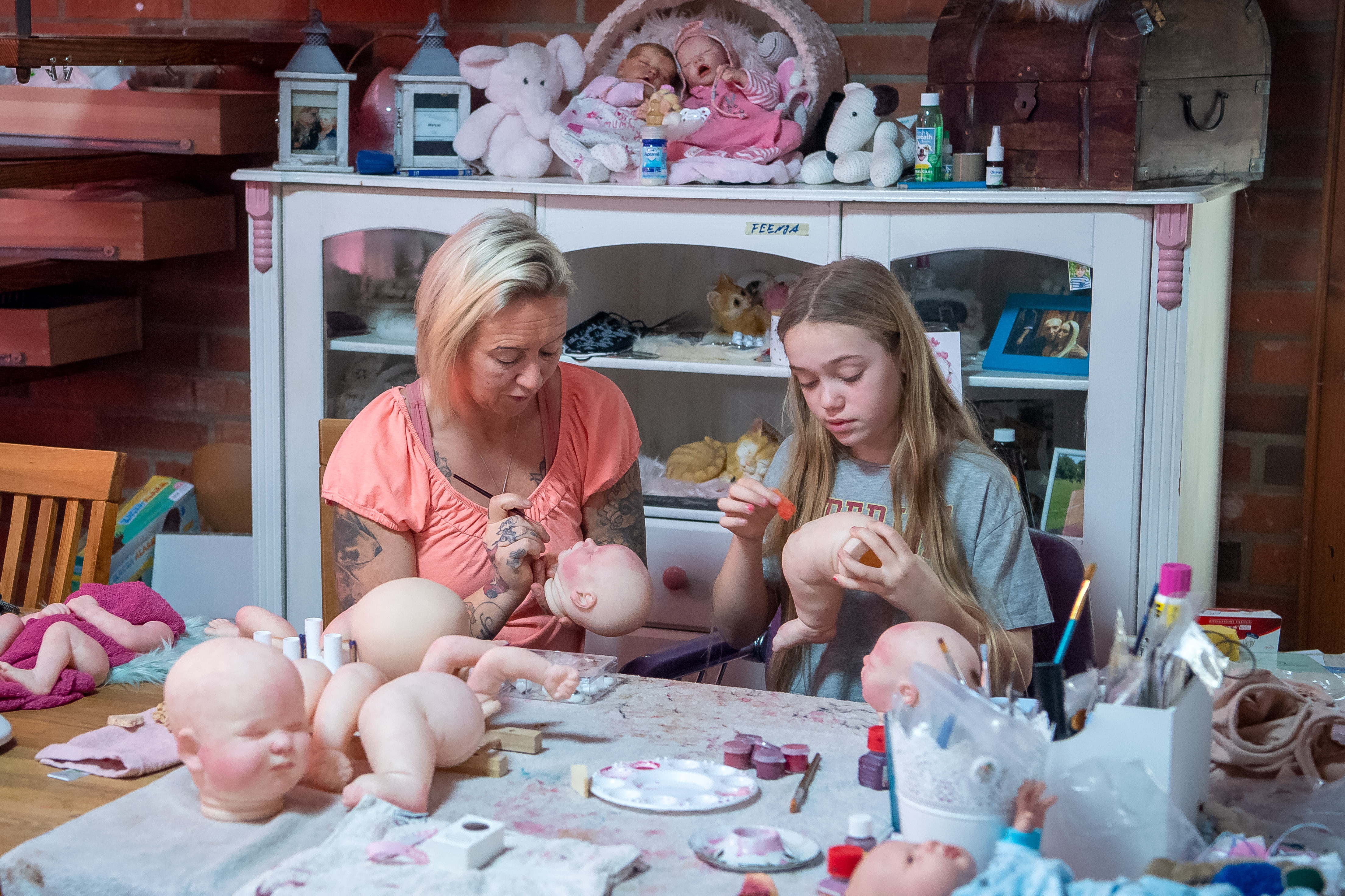 Jasmin Karl y su hija pintan las muñecas "reborn" que se asemejarán a bebés reales de modo perturbador para algunos, fascinante para otros. Foto: Sina Schuldt/dpa