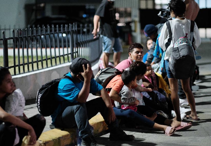 Hondureños se reúnen para salir en caravana hacia Guatemala. (Foto Prensa Libre: EFE)
